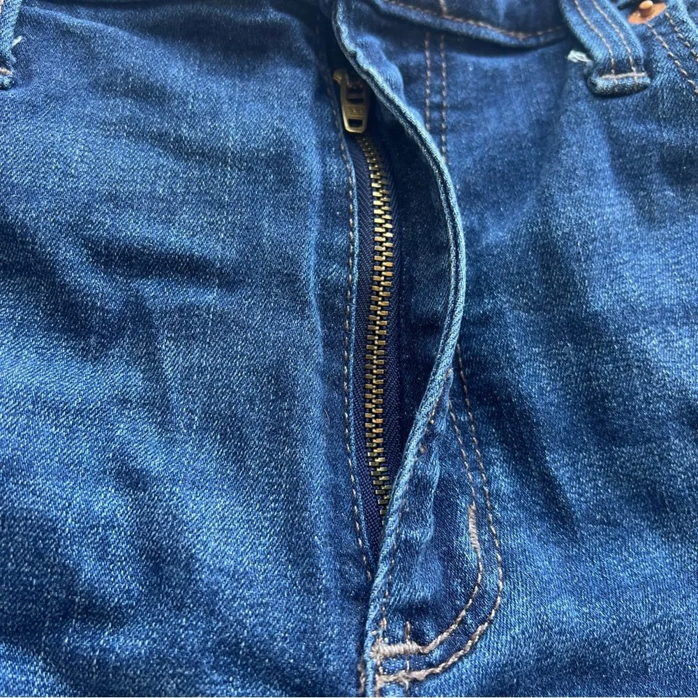 Universal Threads Hi Rise Midi Womens Distressed Denim Short size 14 (32 waist)
